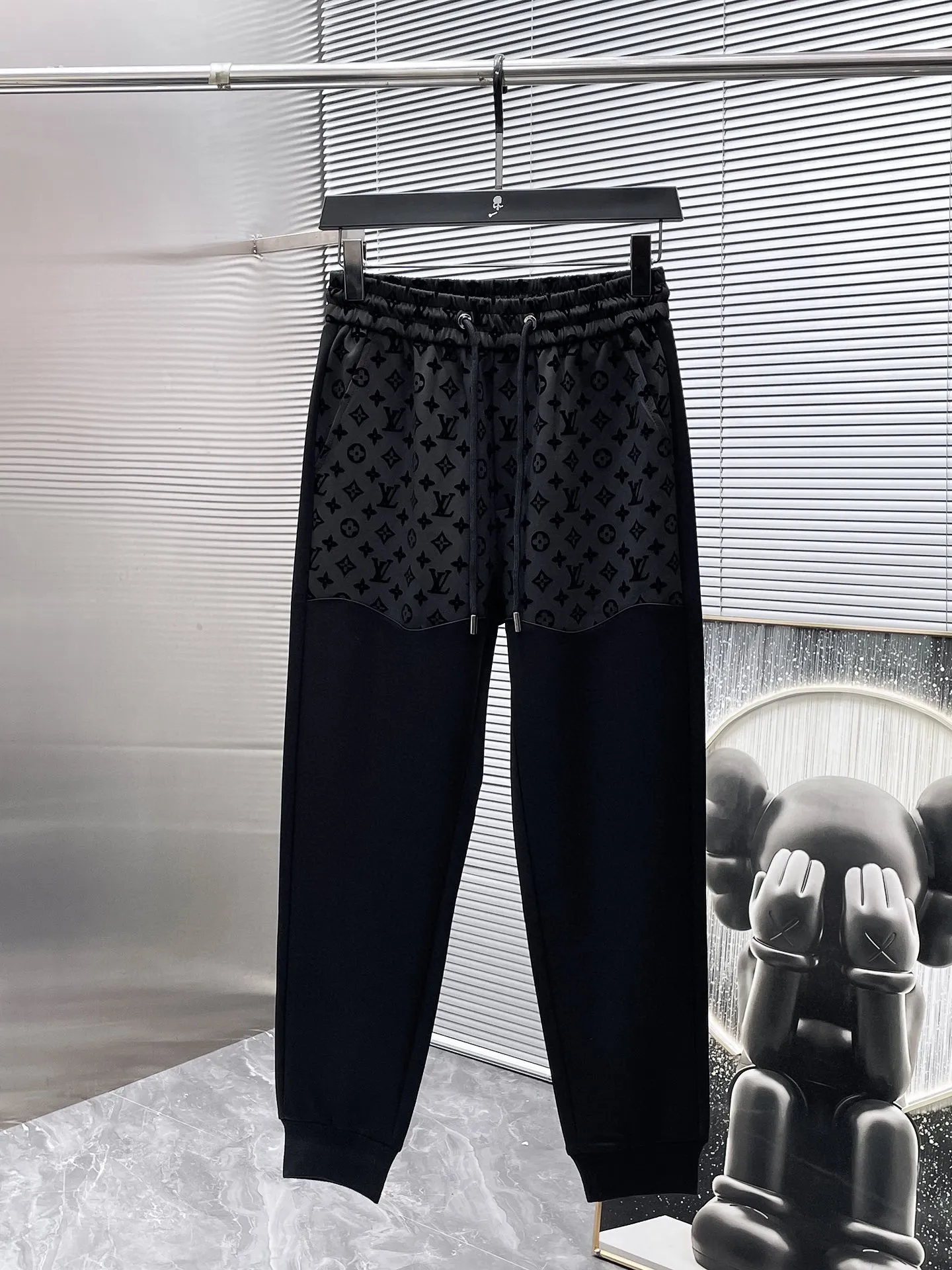 🅿️720 LV hot-selling suit is coming. Focus on the original version of the official website. 2025 new hot-selling cardigan suit. The original order is the best. 🇭🇰The meticulous work of top designers. It has a fitting and perfect upper body effect. All-natural high-quality Tencel Roman cotton 100%, close-fitting comfort, noble and elegant! Original hardware embodies elegance and nobility! Counter size: M-3XL (maximum wear up to 190 pounds)